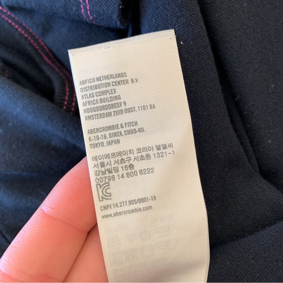 3 for $50 | GILLY HICKS black tee - Picture 2 of 7
